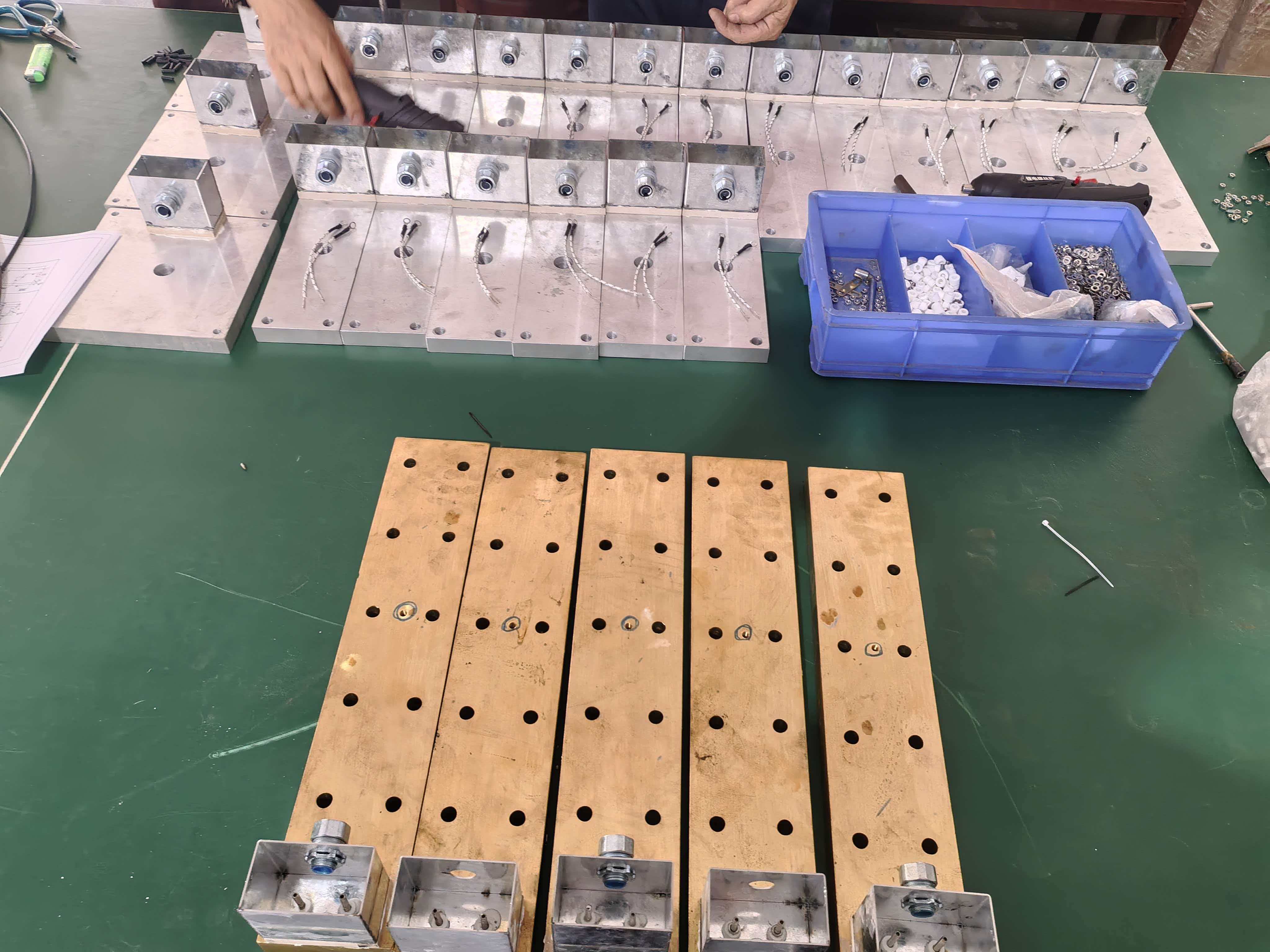 New Hongda Electric Heating Technology Co., Ltd. ha consegnato oggi con successo piastre riscaldanti in alluminio e rame